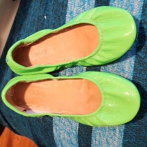 Neon green patent tieks